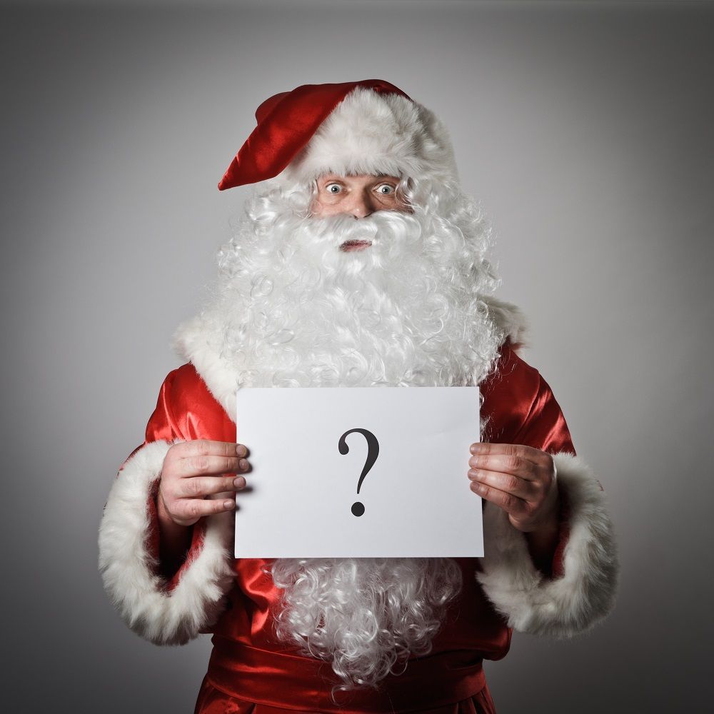 Babbo Natale con un cartello in mano con un punto interrogativo